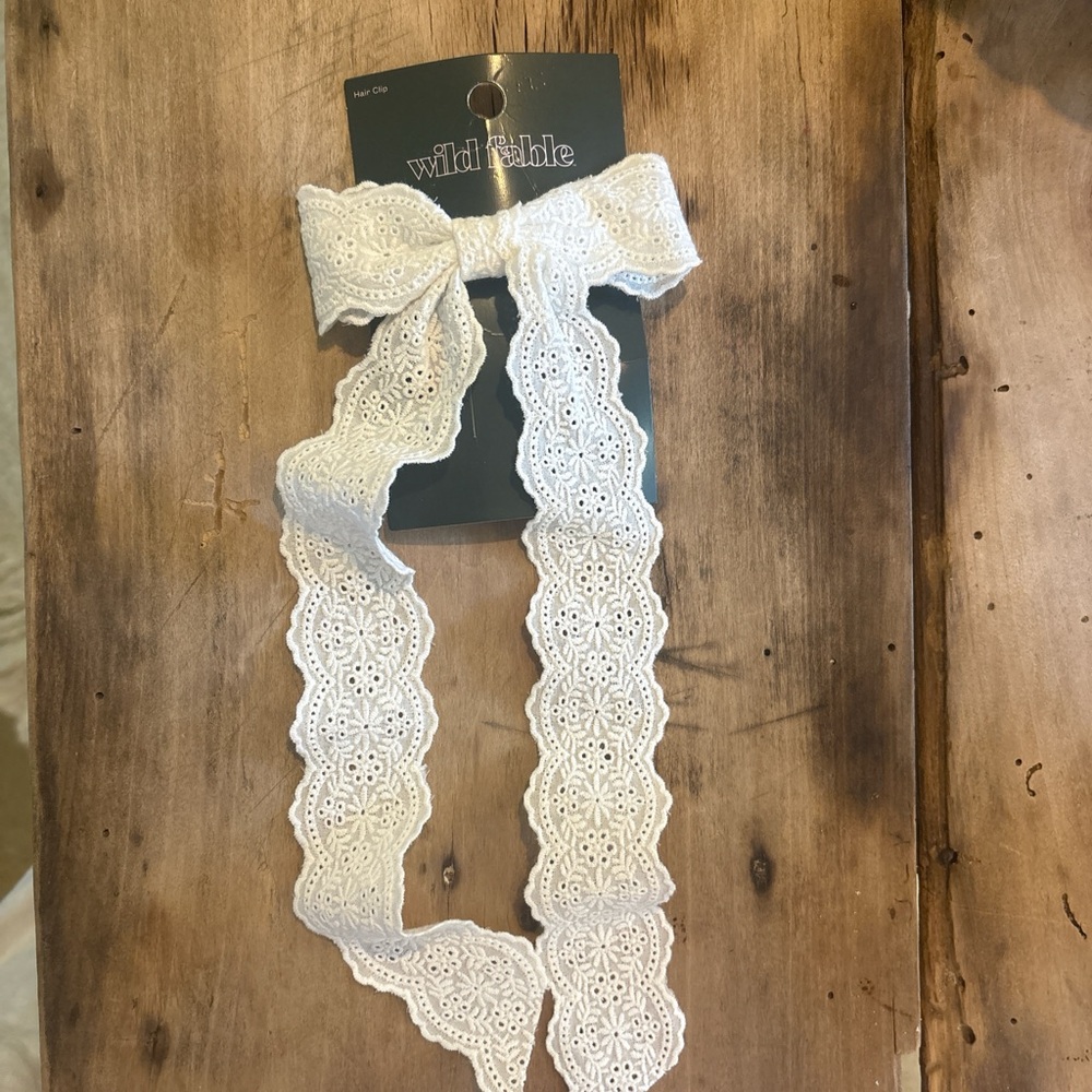cutsie lace bow clip 🪩